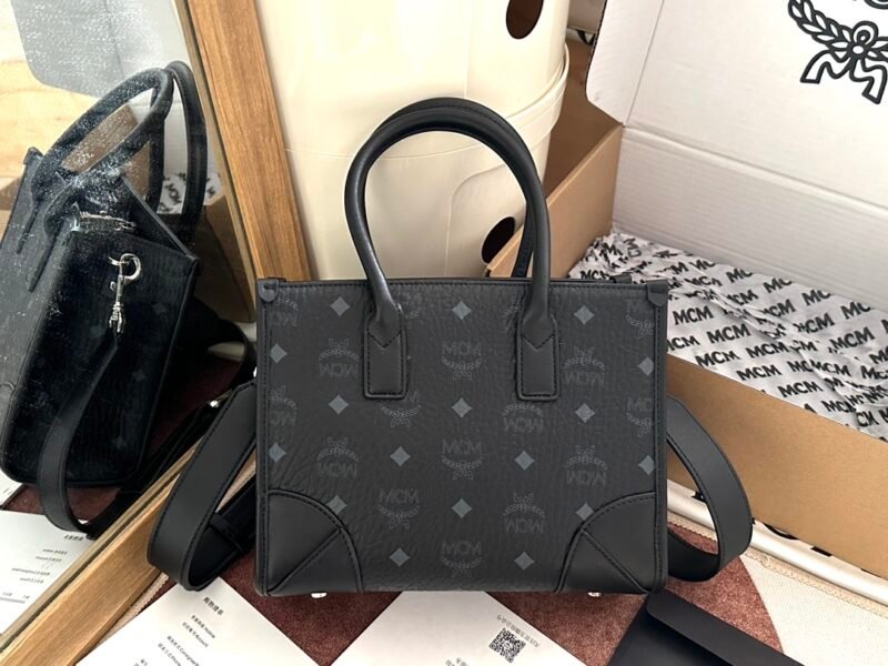 Small Munchen Tote in - Black (2)