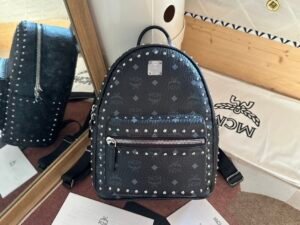Small Stark Outline Stud Leather