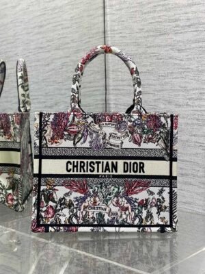 Small Book Tote Embroidery with Cabinet de la Mer Motif